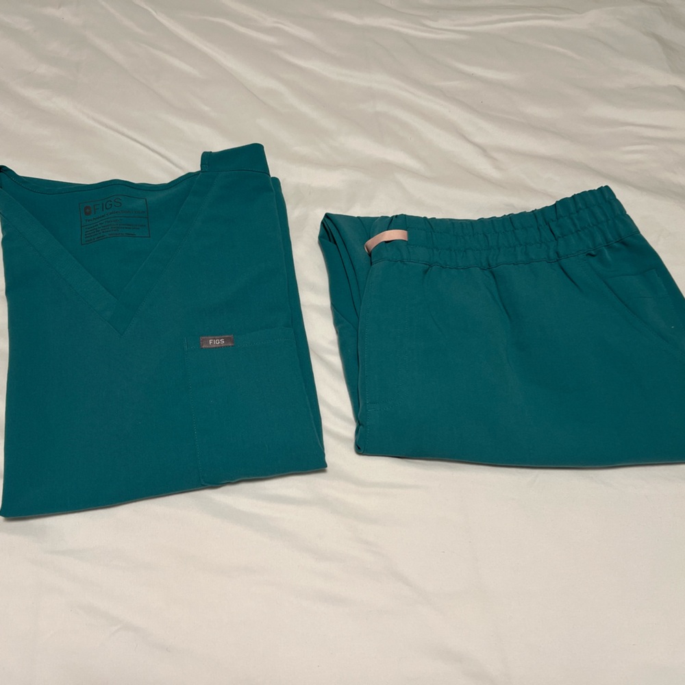 FIGS Scrub Set in Cactus - Top XXL/P, Pants XXL/P